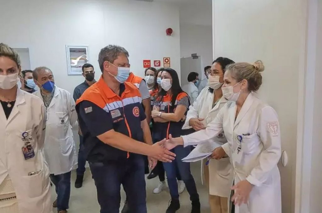 Tarcísio visita Hospital Regional de Caraguatatuba