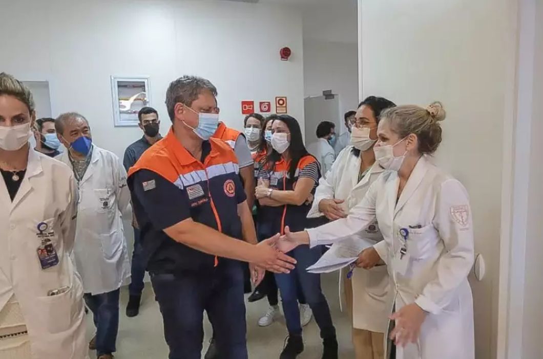 No momento você está vendo Tarcísio visita Hospital Regional de Caraguatatuba